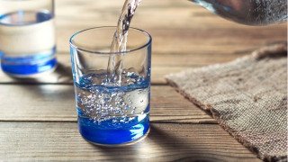 Nên uống nước khoáng hay nước tinh khiết? So sánh nước khoáng và nước tinh khiết